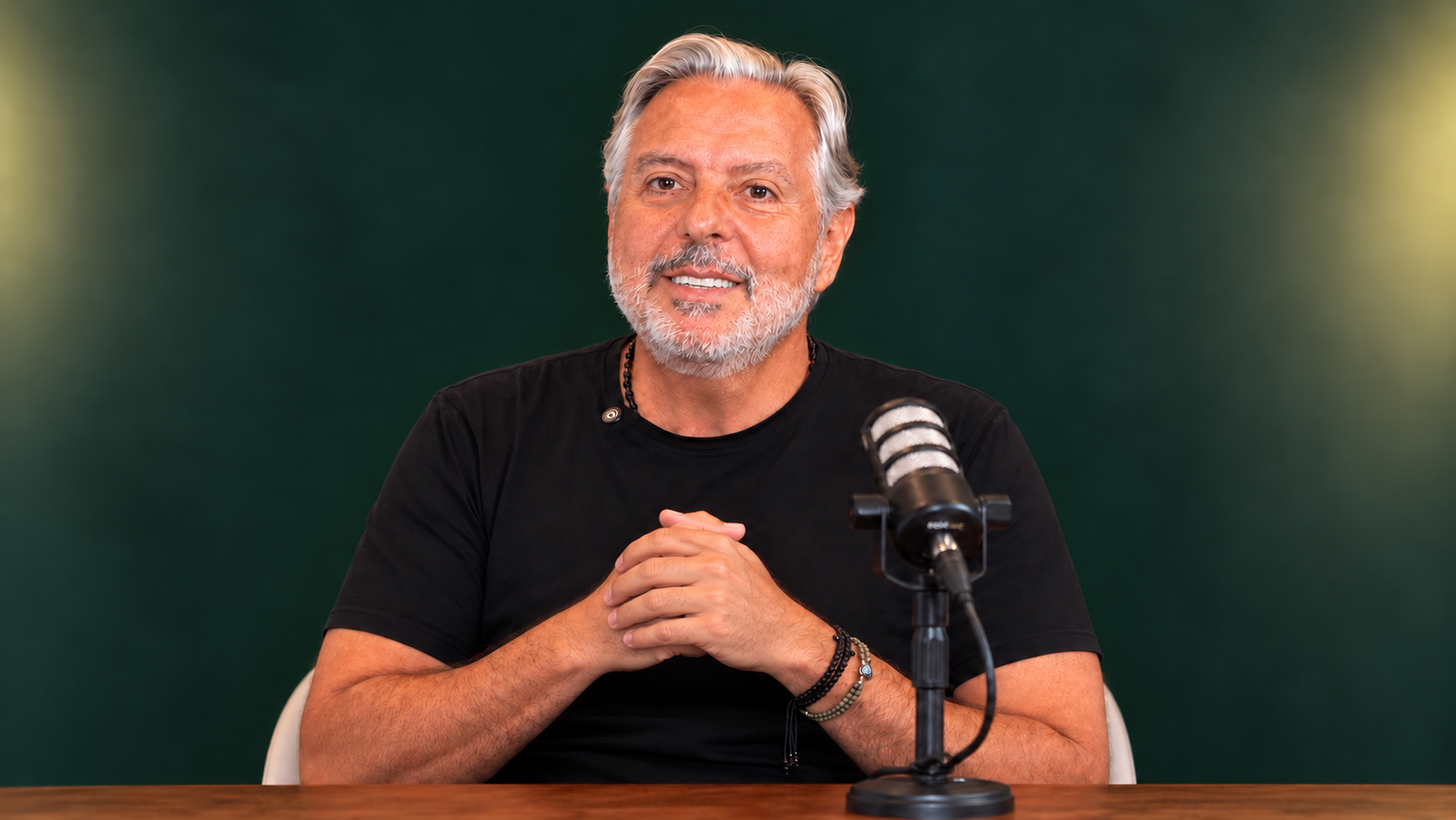Retrato editado de Ricardo Teixeira sorrindo sobre fundo verde
